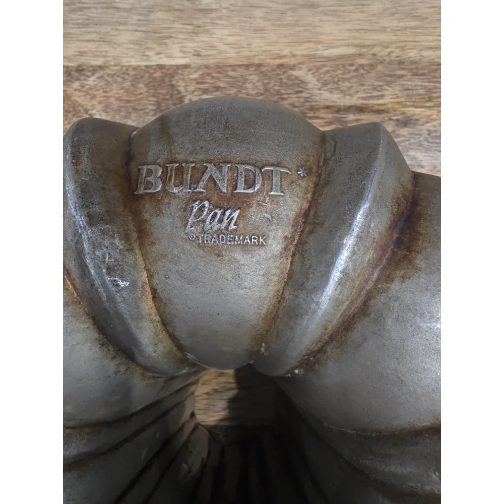 Vtg Bundt Pan Northland Aluminum 10.5” Heavy Tube Cake Pan USA Brown Interior